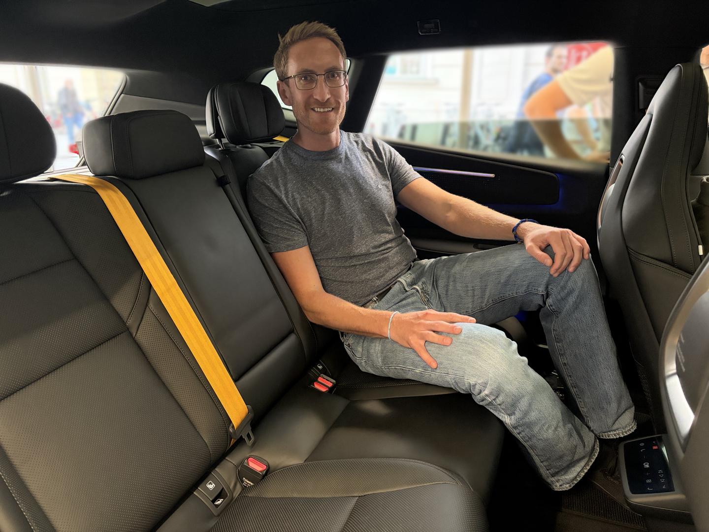 das Platzangebot auf der Rücksitzbank des Polestar 4 SUV.