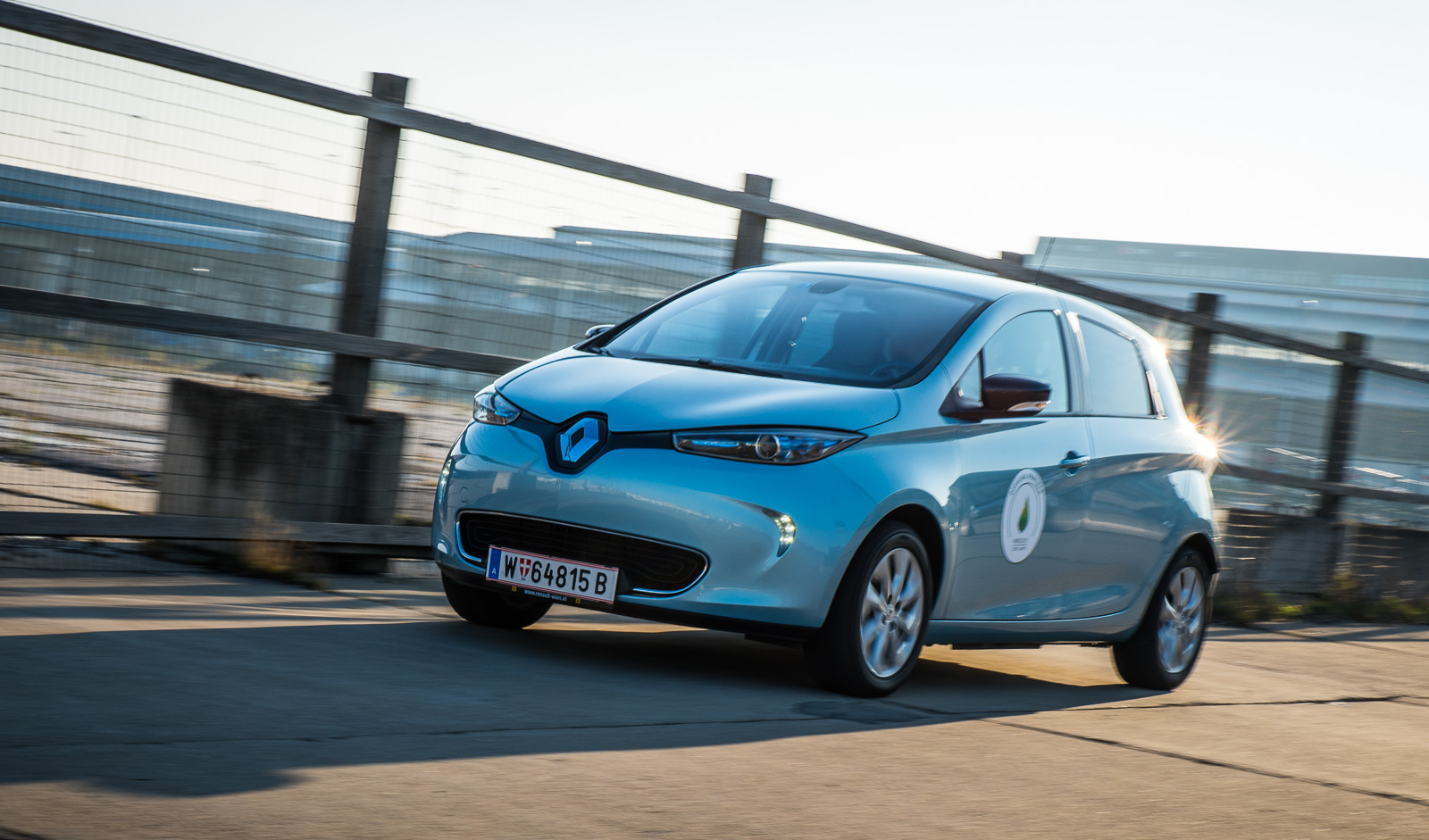 003-2015-Renault-ZOE-Intens-R240-vs-gegen-Nissan-LEAF-Tekna-24-kWh-Test ...