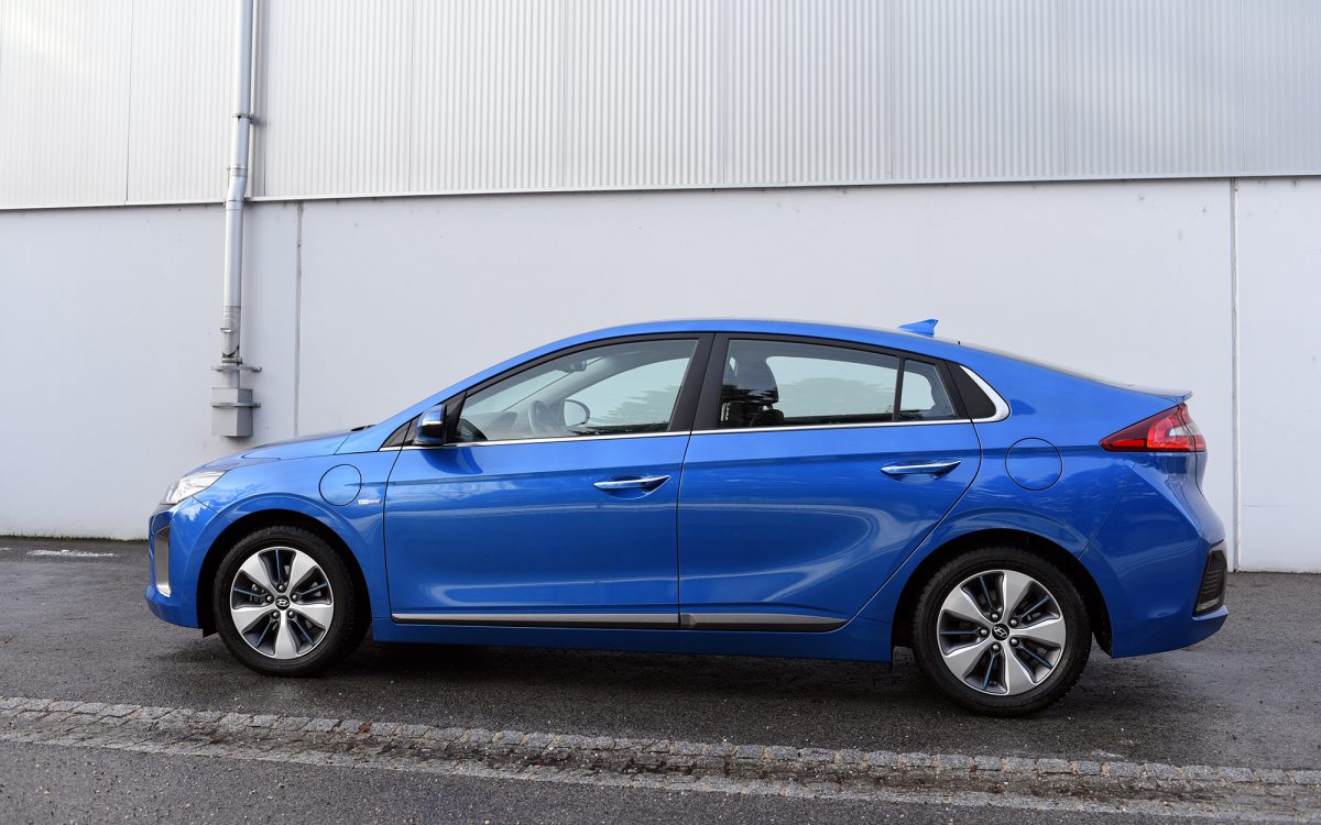 2017 Hyundai Ioniq Plug-in Hybrid PHEV test review marina blue blau ...
