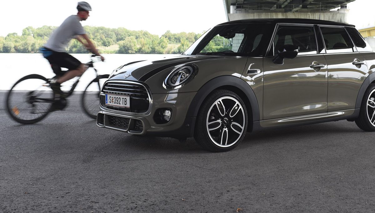 2018 MINI Cooper 5 Türer door test review Emerald Grey Metallic F55