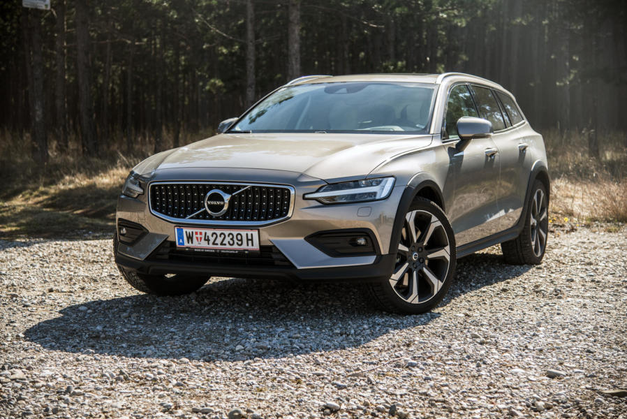 2018 Volvo V60 Cross Country AWD D4 Test Review 006 898x600 